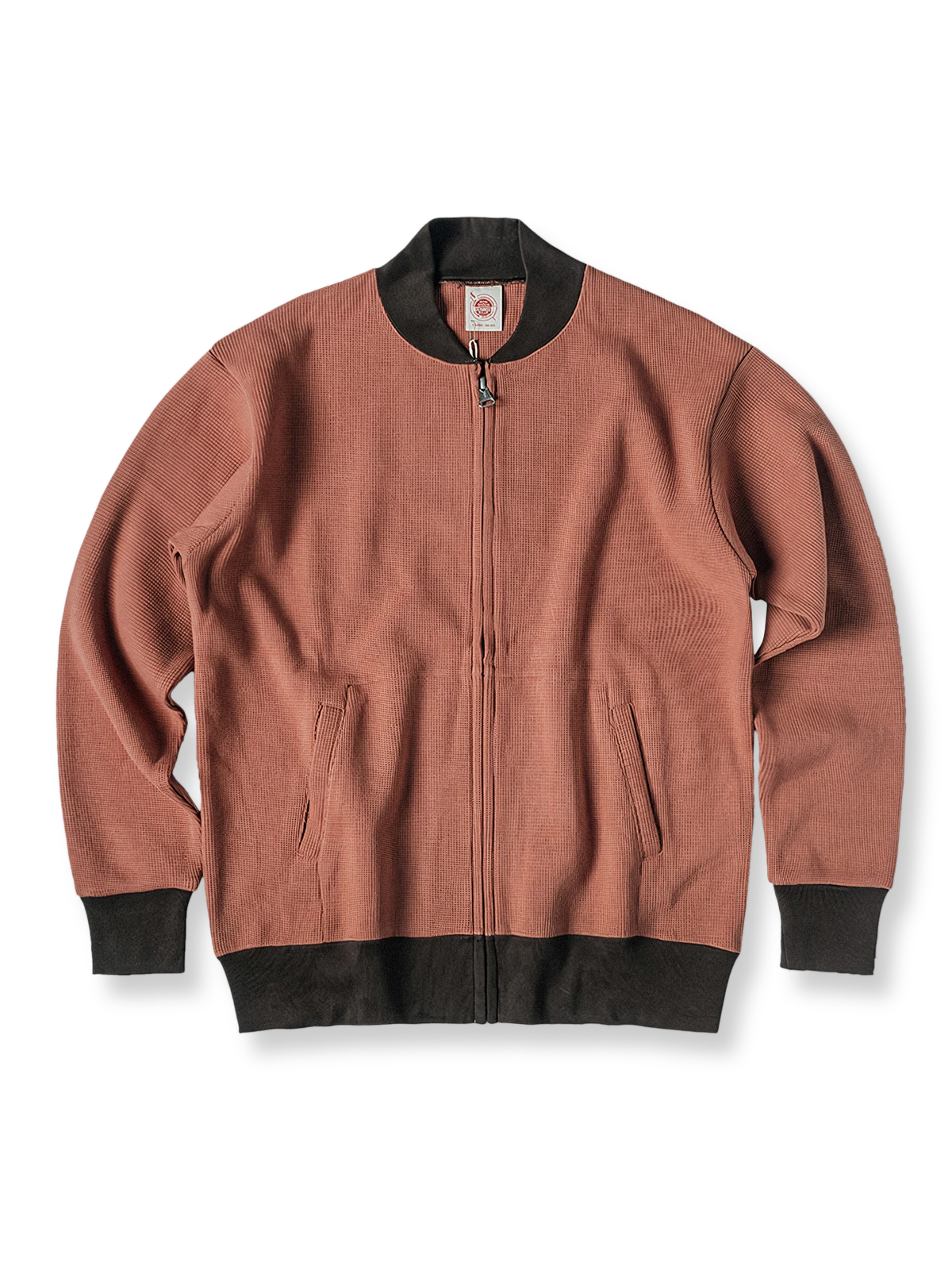 ベースボールカラーの襟とリブが特徴のジップカーディガン。