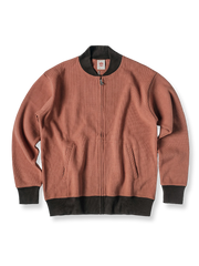 ベースボールカラーの襟とリブが特徴のジップカーディガン。