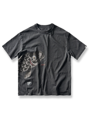 バティック技法で鯉がプリントされたTシャツ