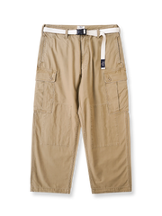 ヴィンテージ感漂うバティック染めが特徴の多ポケットロングパンツ全体画像。ミリタリーテイストを取り入れ、300gのコットンサテン生地で耐久性と実用性を兼ね備えたデザイン。
詳細画像
バティック染めによる独特なテクスチャーや、取り外し可能なナイロンベルト、UTX Duraflexバックル、そして膝部分の補強パッチとYKK製カスタムジッパーのディテールショット。高い機能性が際立つ細部。