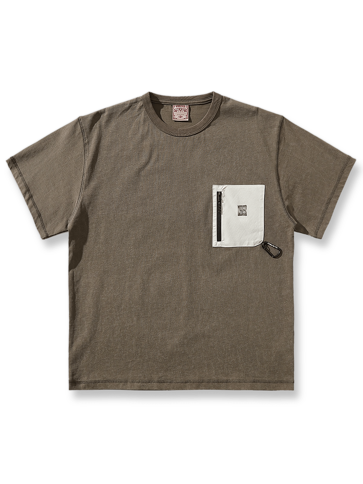 バティック染めとカラビナ付きポケットが特徴のヴィンテージ風半袖Tシャツ