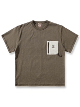バティック染めとカラビナ付きポケットが特徴のヴィンテージ風半袖Tシャツ