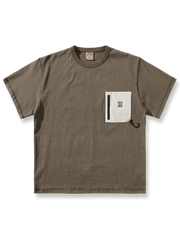 バティック染めとカラビナ付きポケットが特徴のヴィンテージ風半袖Tシャツ