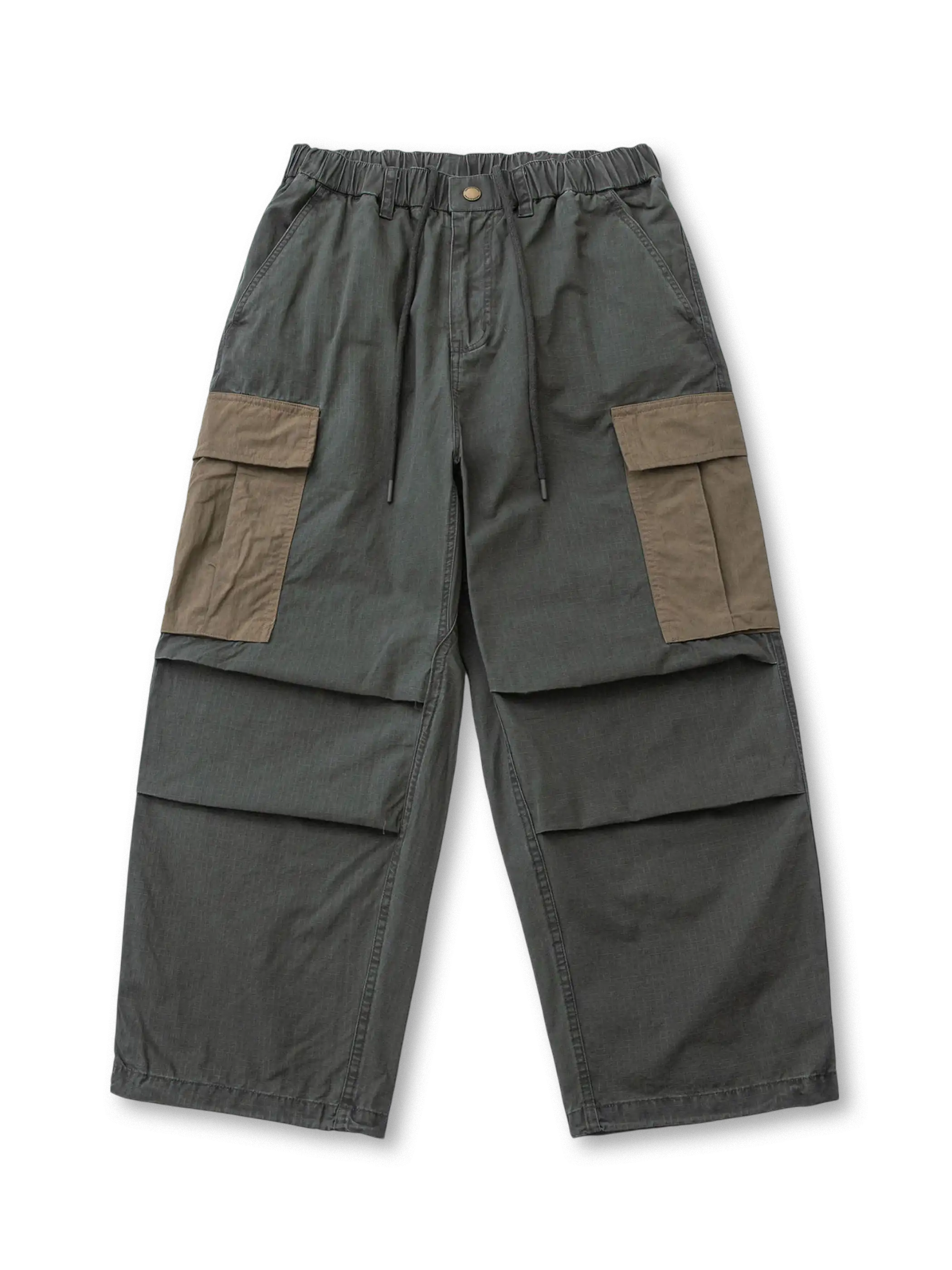 カーキとオリーブのバイカラーポケットが映えるワイドカーゴパンツ