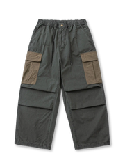 カーキとオリーブのバイカラーポケットが映えるワイドカーゴパンツ