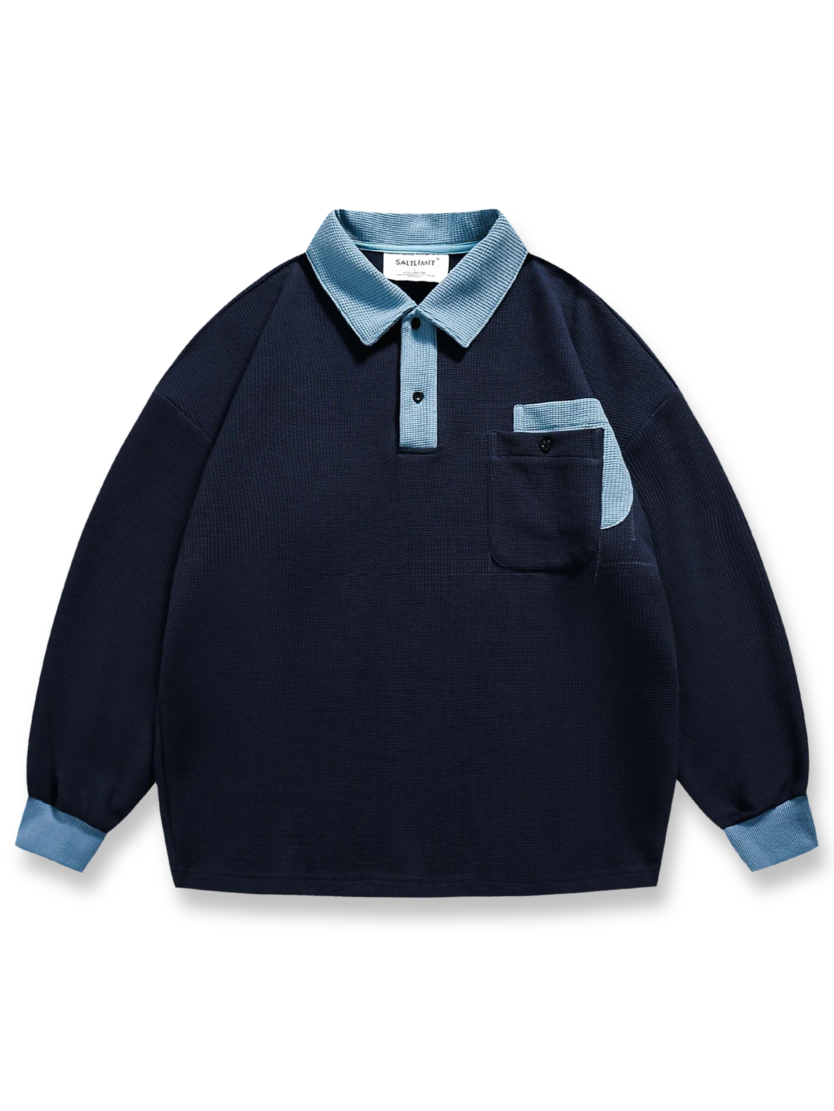 バイカラーオープンカラープルオーバースウェットの全体正面画像、バイカラーパッチワークと胸ポケットのディテール。