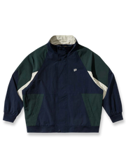 バイカラーパッチスポーツジャケットの全体正面画像、ジッパー付きオープンカラーデザインと胸元刺繍ロゴのディテール。