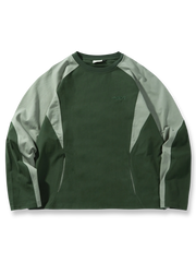 バイカラーパッチワーククルーネックTシャツの全体正面画像、大胆なパッチワークラインとクルーネックのディテール。