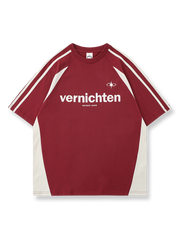 バイカラー切り替えとレーシングレタリングプリントが施された半袖Tシャツの前面が見える商品画像