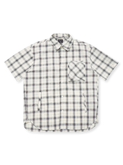 ビッグチェックワークシャツの全身ビュー、胸ポケットと裾ポケットを強調。