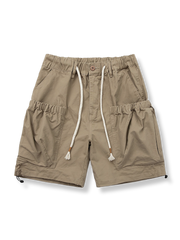 ドローストリングウエストとビッグポケットを備えたコットンカーゴショーツ。