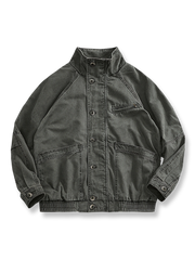 大きなポケットとスタンドカラーが特徴のワークジャケット