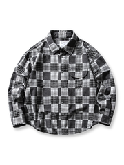 ブラック&ホワイトのチェック柄が特徴の長袖コットンシャツ。