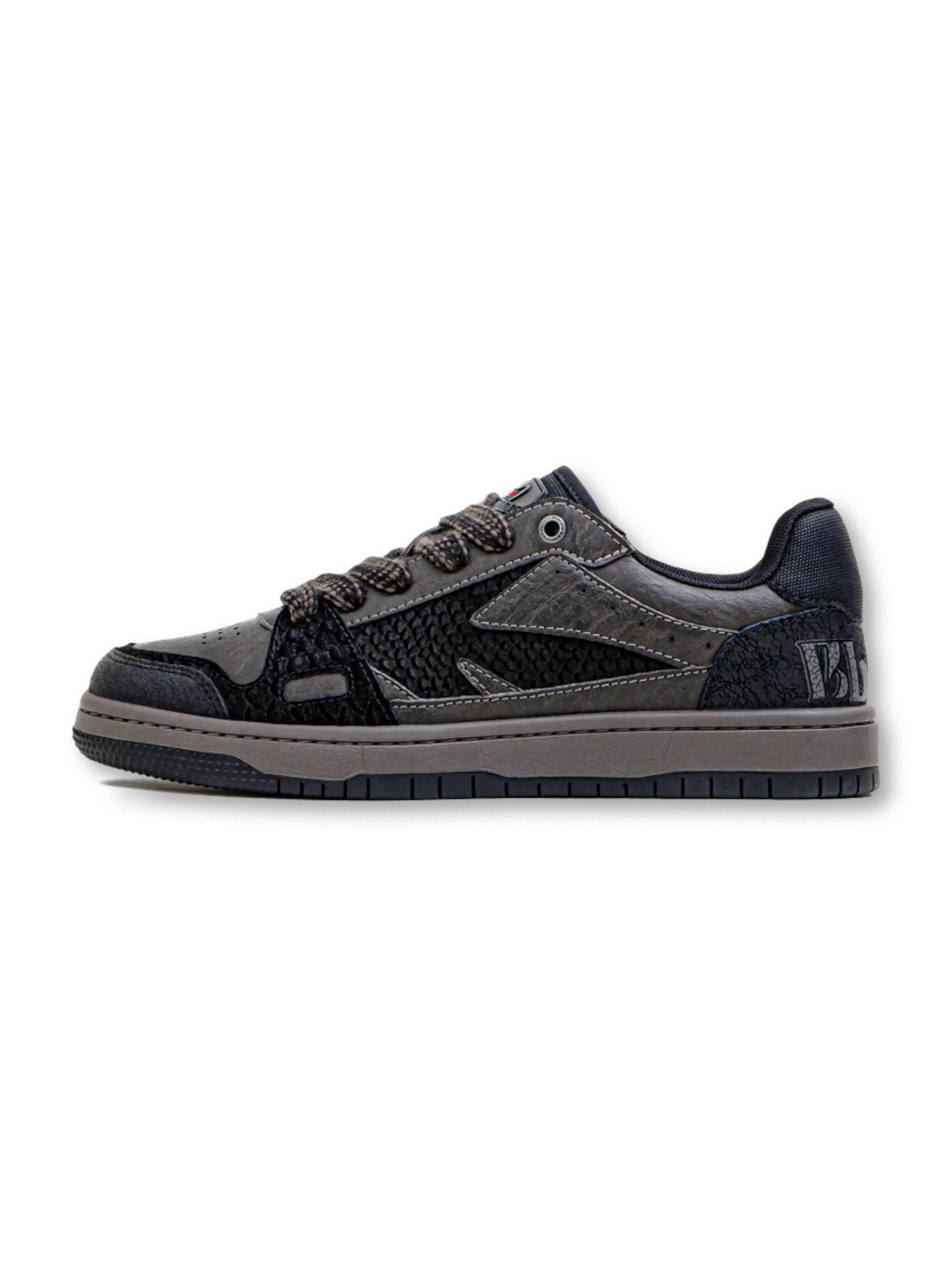 蛇鱗型押しと異素材アッパーが特徴の耐久性抜群スニーカー。快適なインソールと防滑アウトソール付き。