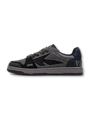 蛇鱗型押しと異素材アッパーが特徴の耐久性抜群スニーカー。快適なインソールと防滑アウトソール付き。