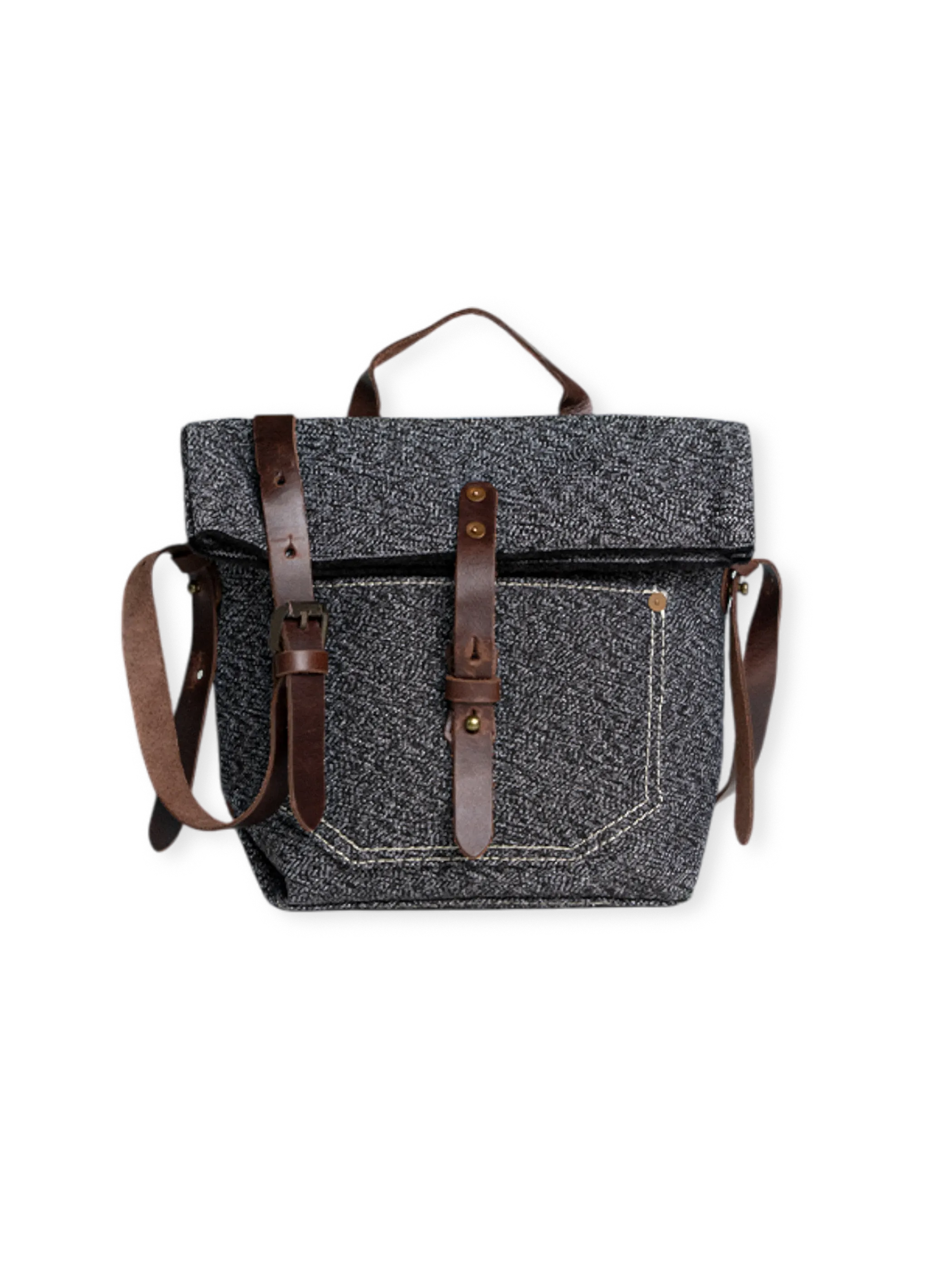 綿麻混紡のペッパーソルト生地を使用した黒白メッセンジャーバッグ。レザーショルダーストラップと金属リベットが特徴。