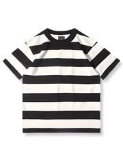 ブラックとホワイトの太ストライプ半袖Tシャツ。