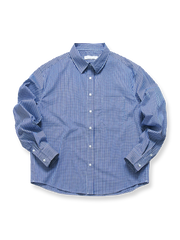 小格子のブルーチェックが映える長袖シャツ