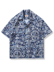 青を基調とした民族調柄アロハシャツ、ルーズフィットシルエット、耐久性と速乾性に優れたポリエステル素材