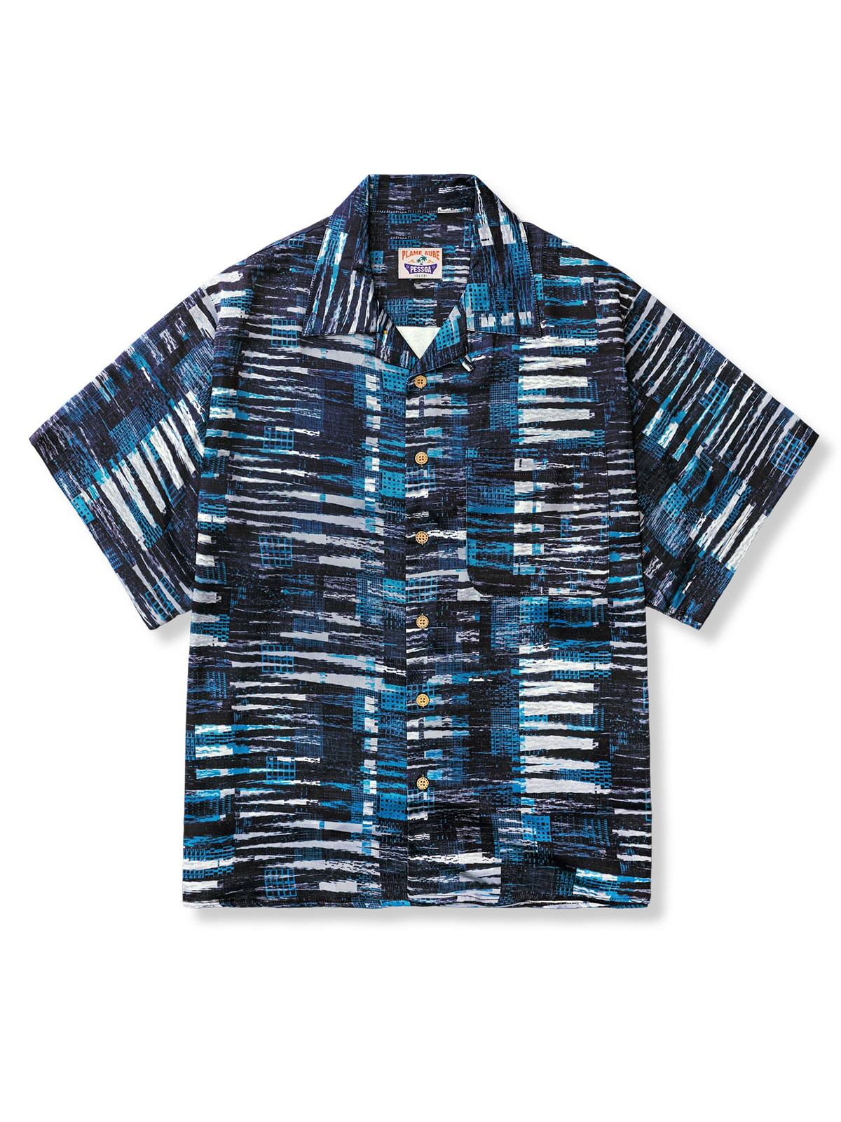 ブルーの色ブロックがフィルム風に重なるアロハシャツ。