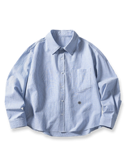 ブルーストライプ刺繍長袖シャツの全体正面画像、舵の刺繍とストライプ柄のディテール。