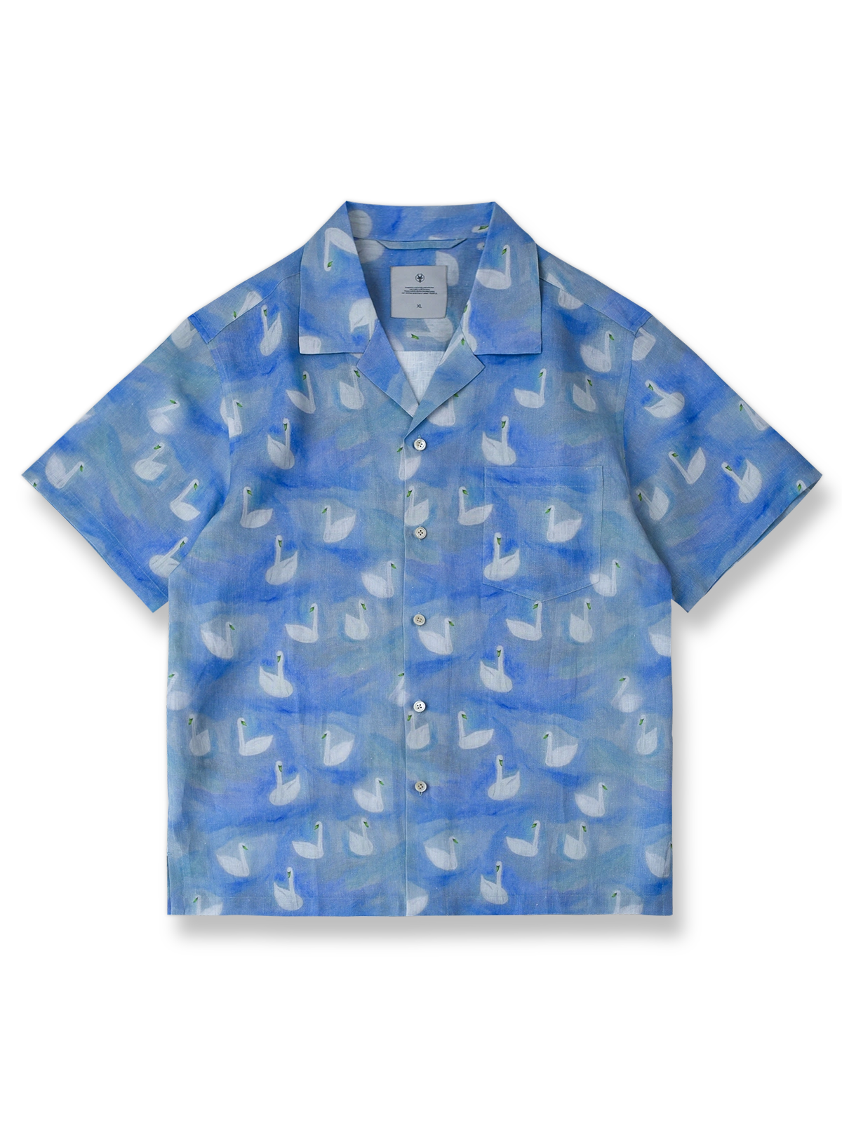 ブルーのスワンプリントリネンレトロ半袖シャツ。