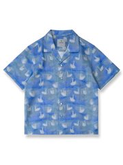 ブルーのスワンプリントリネンレトロ半袖シャツ。