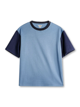 ダイヤモンドブルーとネイビーの配色切り替えが映えるエアレイヤーニットTシャツ
