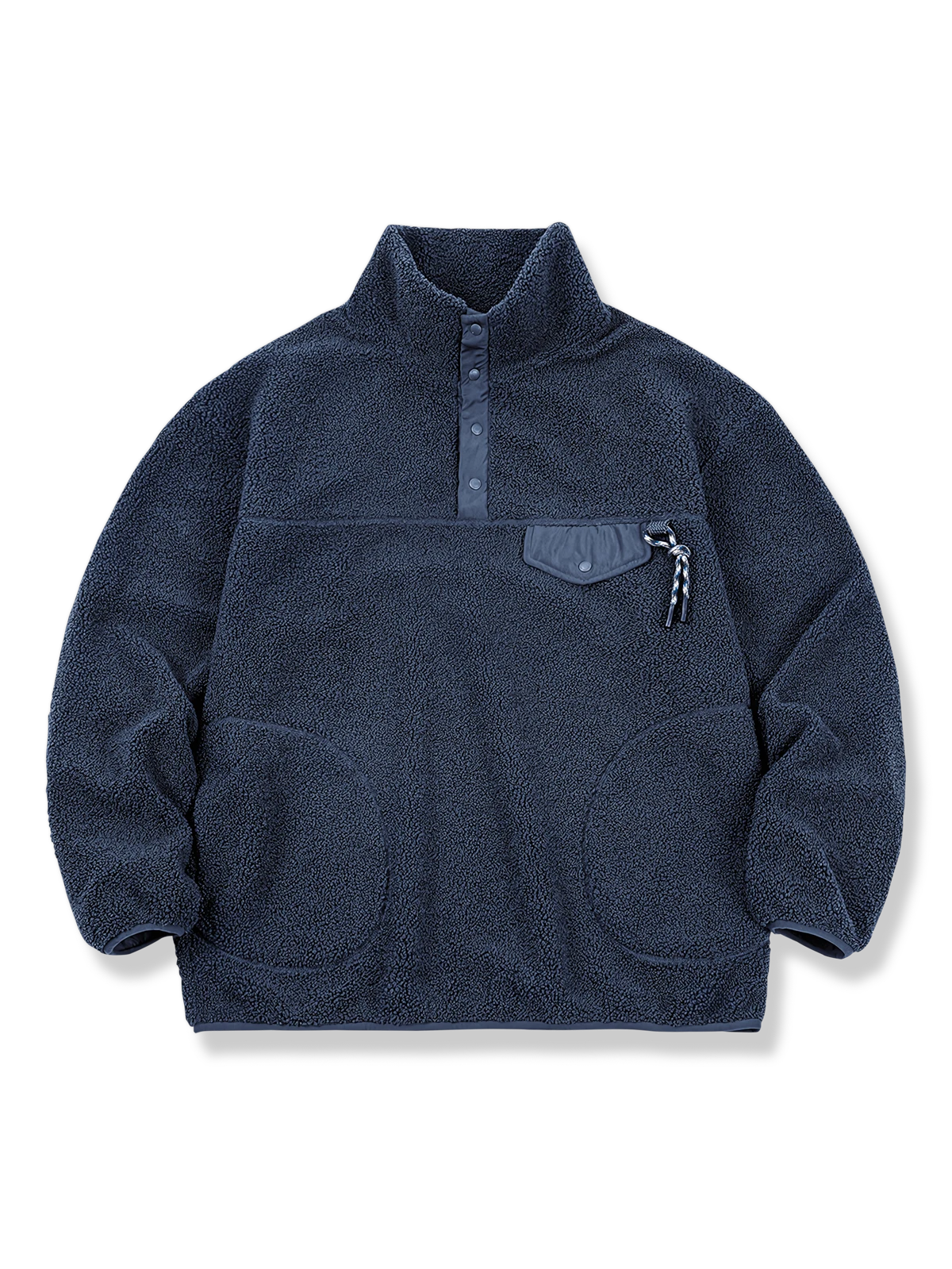 ボアフリース素材のスナップボタン付きプルオーバースウェット。