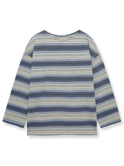 ボートネックと七分袖、前後差裾・サイドスリットが特徴の強撚綿ストライプ長袖Tシャツの全体像。