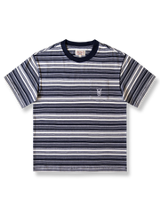 細幅ネイビーストライプにオールロゴ刺繍をあしらった半袖Tシャツ