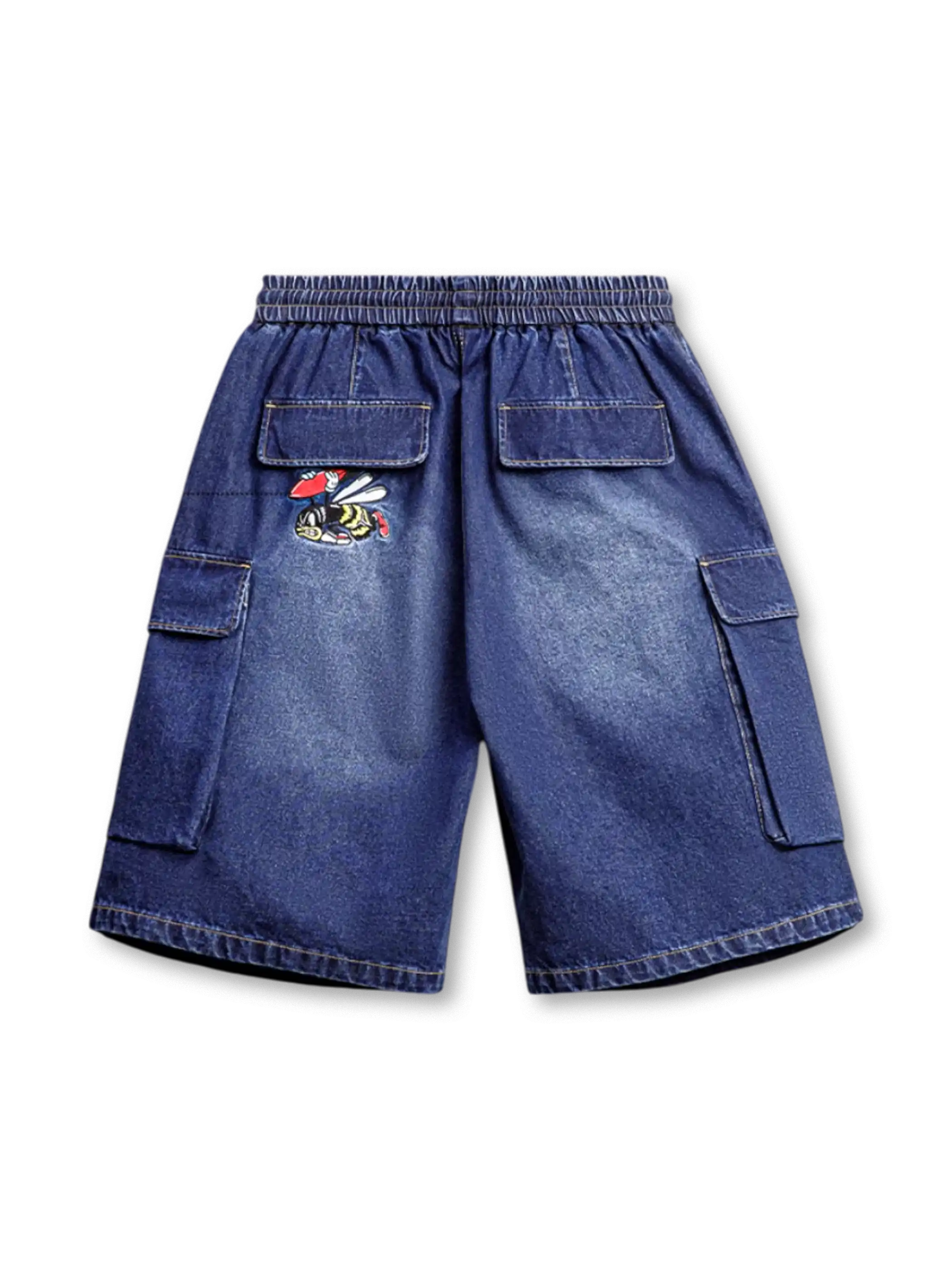 BombBee刺繍と立体ポケットが特徴のウォッシュデニム膝丈ショーツ。ゆったりシルエットで快適。