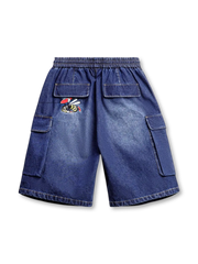 BombBee刺繍と立体ポケットが特徴のウォッシュデニム膝丈ショーツ。ゆったりシルエットで快適。