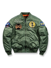 爆撃機部隊エンブレム刺繍と救命オレンジ裏地を備えたダックダウンパイロットジャケット。保温性・軽量性・実用ポケットを両立。