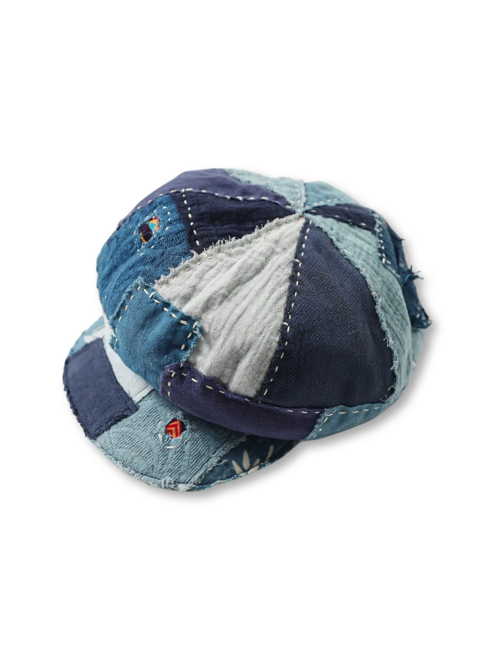 インディゴパッチと手縫いステッチが映えるボロパッチワーク八角帽