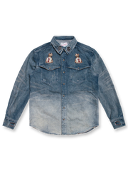 西部風モチーフを刺繍した15oz厚手デニムシャツ。重洗いとストーンウォッシュ加工でユーズド感を強調し、フラップポケットと菊花ボタンを備えたデザイン。