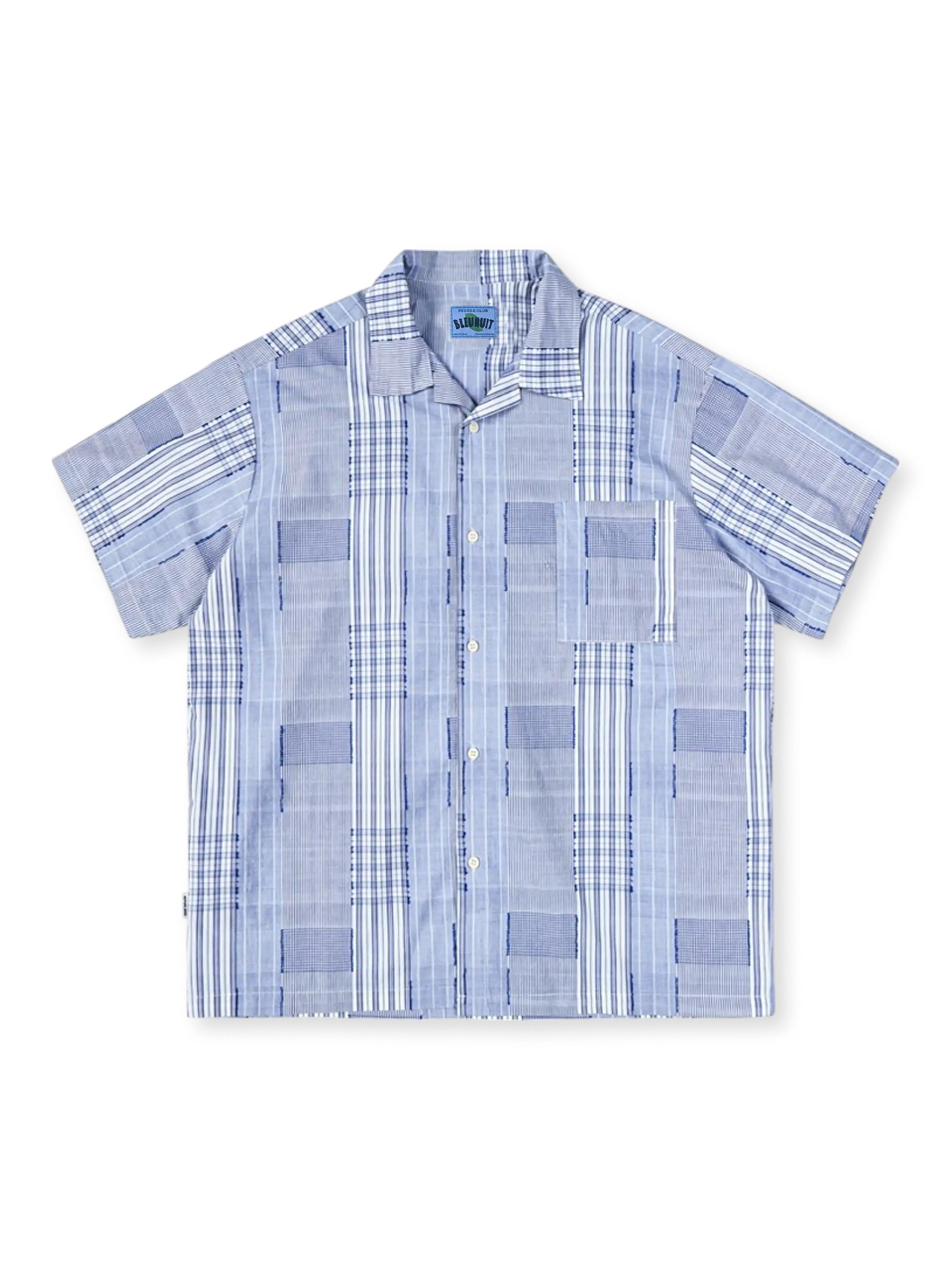 大小チェック柄のパッチワークが特徴のコットン製キューバカラーシャツ、軽やかな着心地と通気性を両立