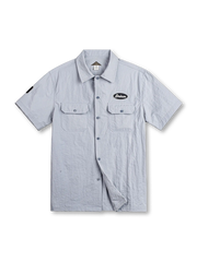 映画モチーフの軽量ナイロン素材と刺繍ロゴが特徴のショートスリーブシャツ