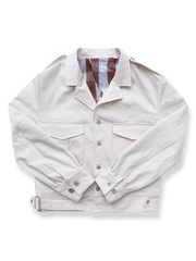 ミルクホワイトの英軍P37ジャケット全体像。クラシックなワークウェアスタイルを強調。