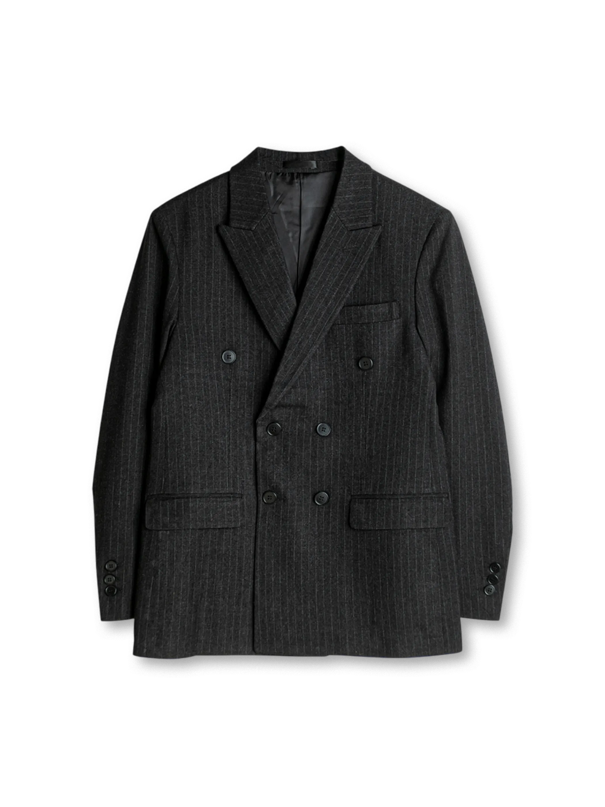 ストライプ柄と立体カッティングが特徴の英国風ダブルブレストスーツジャケット。快適な混紡素材使用