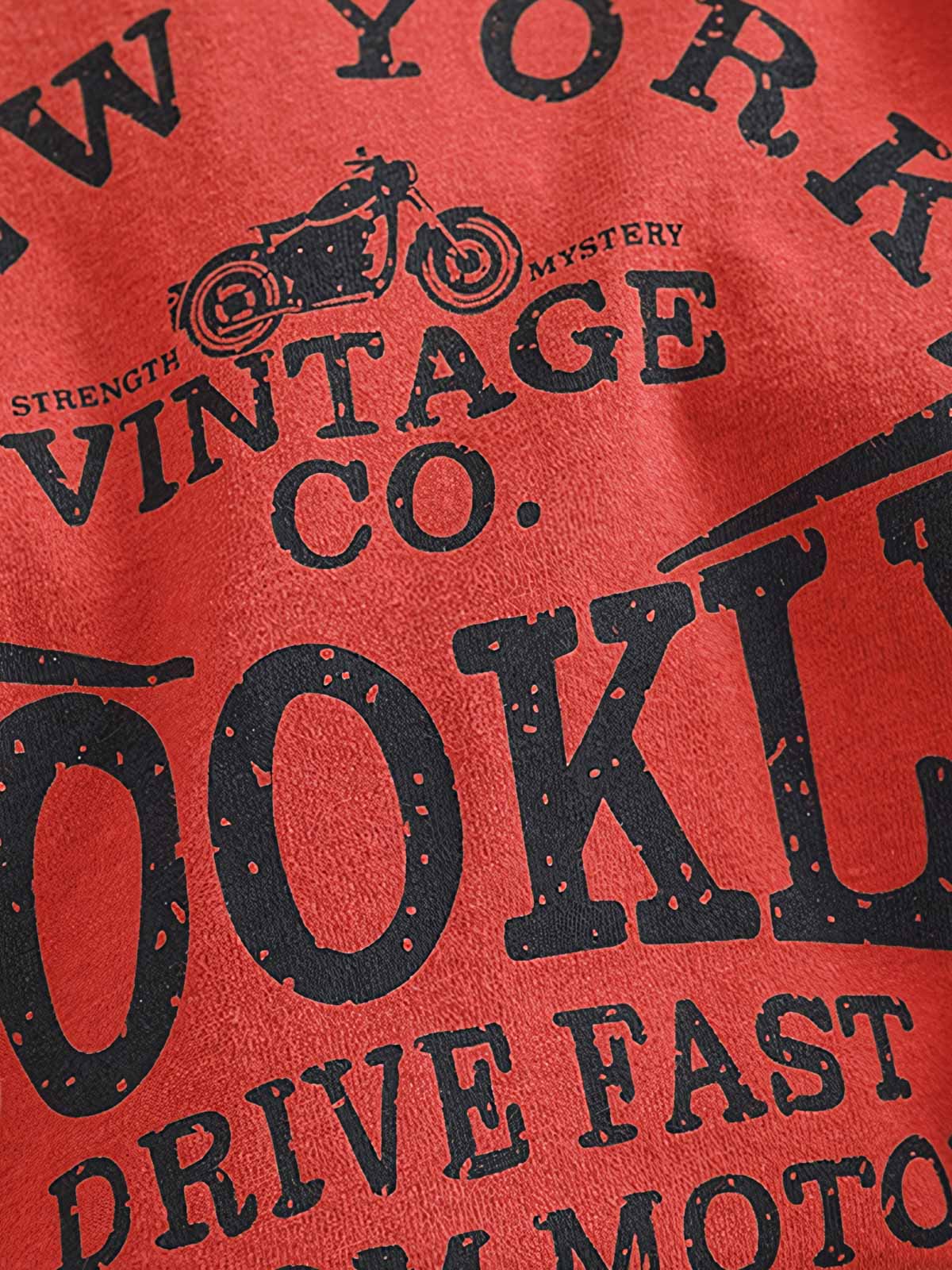 製品画像: BROOKLYNヴィンテージプリント長袖Tシャツの全体展示 詳細画像: Tシャツの裾にあるパッチワークデザインのディテール