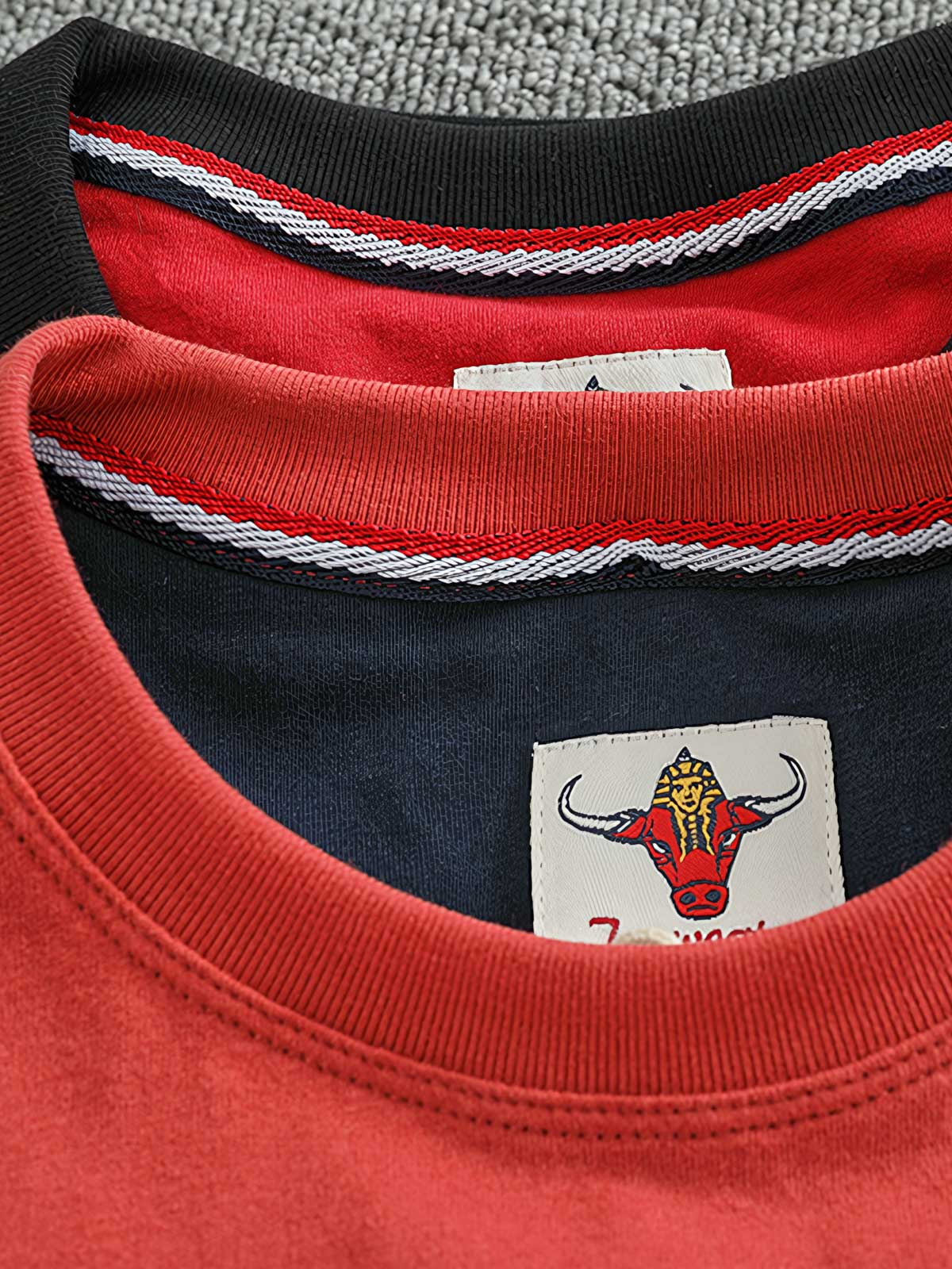 製品画像: BROOKLYNヴィンテージプリント長袖Tシャツの全体展示 詳細画像: Tシャツの裾にあるパッチワークデザインのディテール