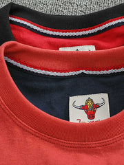 製品画像: BROOKLYNヴィンテージプリント長袖Tシャツの全体展示 詳細画像: Tシャツの裾にあるパッチワークデザインのディテール