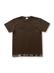 240g/m²の丸胴コットン生地に泥土色の織り染めと日本製和柄パッチを配したブラウンヘムパッチTシャツ。