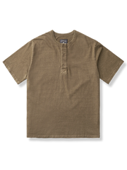 ブラウンカラーのスリムフィット半袖ヘンリーネックTシャツ。