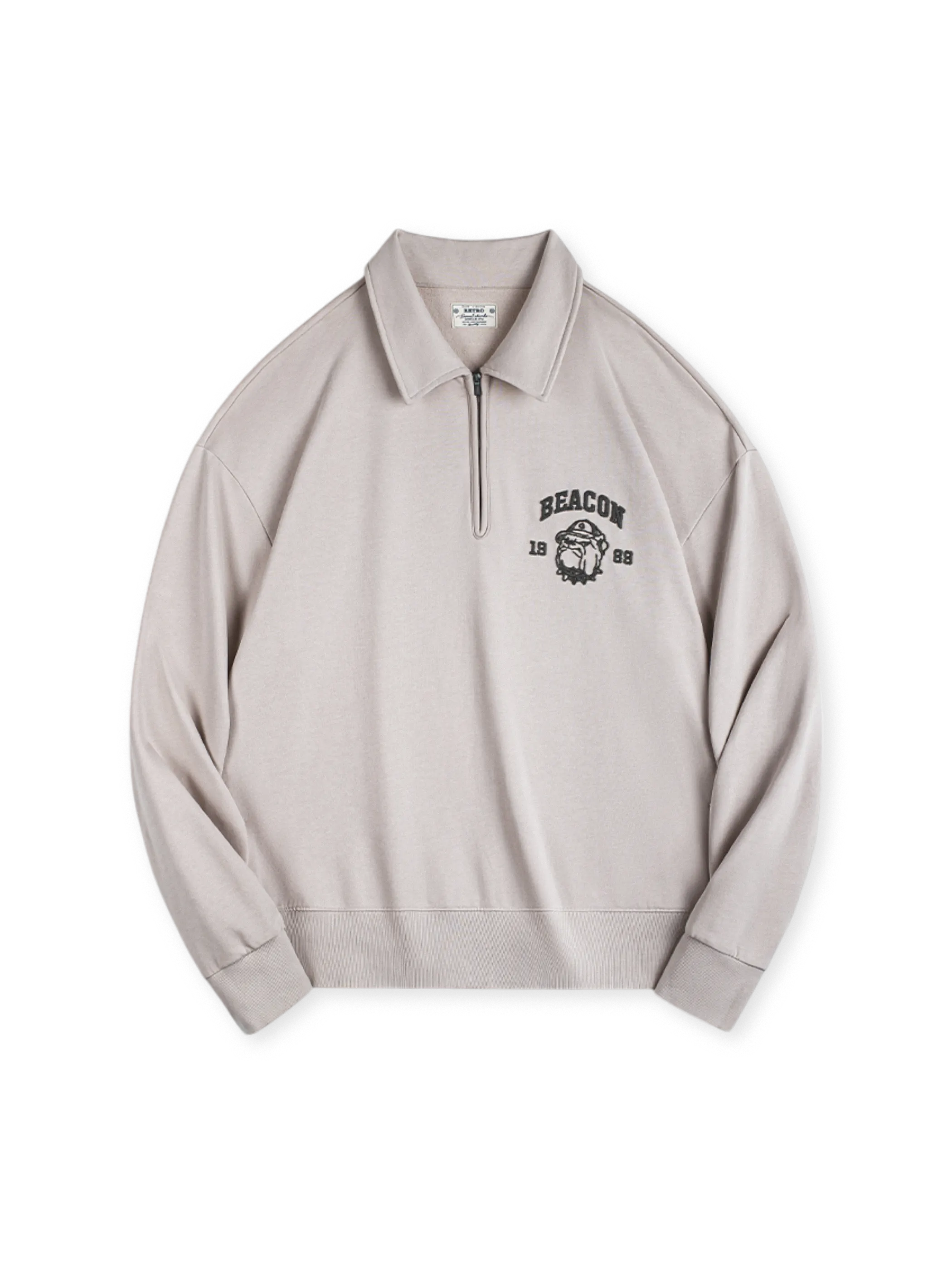 アメリカンカレッジスタイルのハーフジップスウェット。胸元に立体的なBulldog刺繍、快適なコットン素材と高弾力リブが特徴。