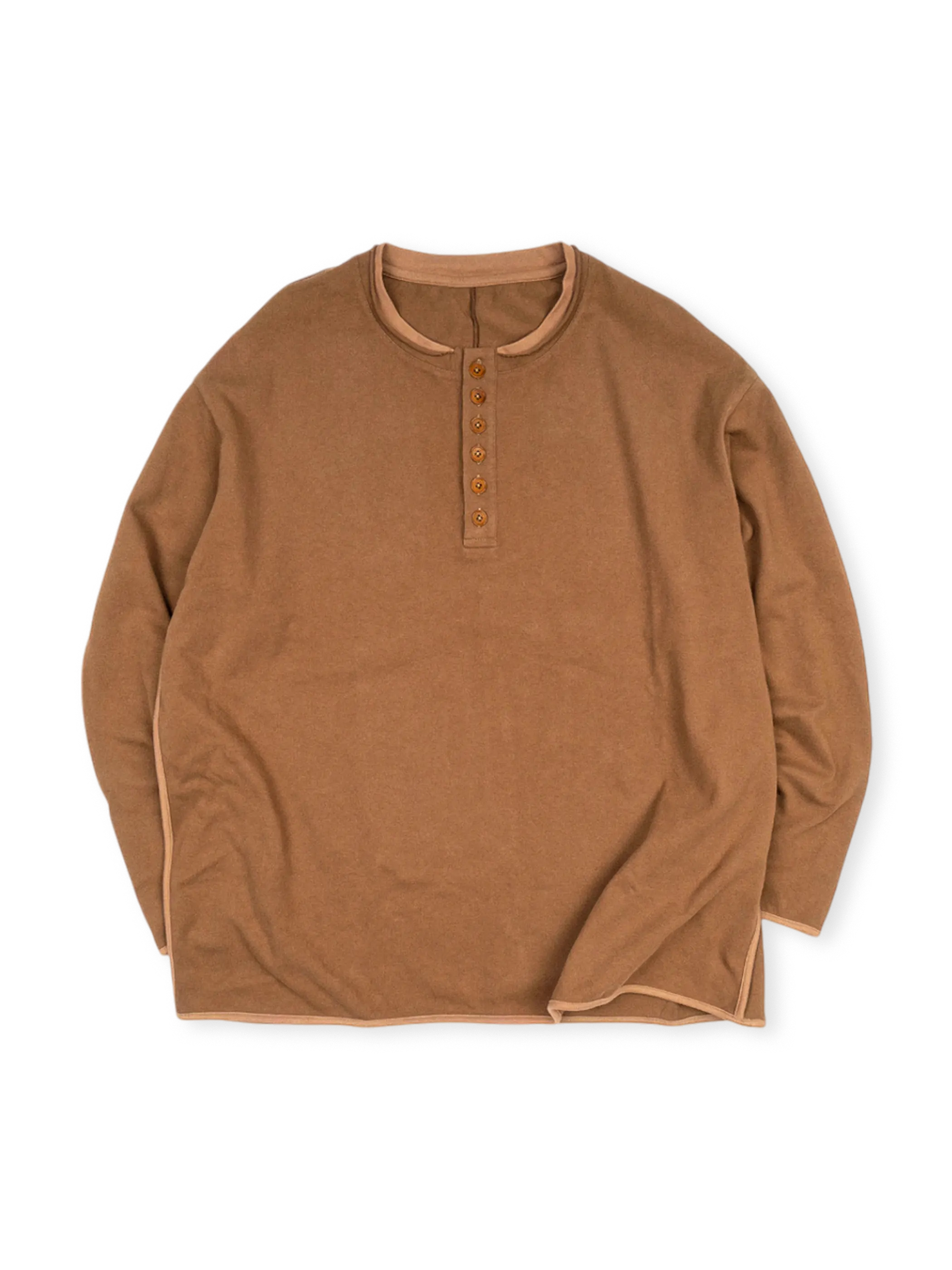 果実型ボタン付きヘンリーネックの長袖Tシャツ。プレシュリンク純綿生地で柔らかく快適。