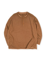 果実型ボタン付きヘンリーネックの長袖Tシャツ。プレシュリンク純綿生地で柔らかく快適。