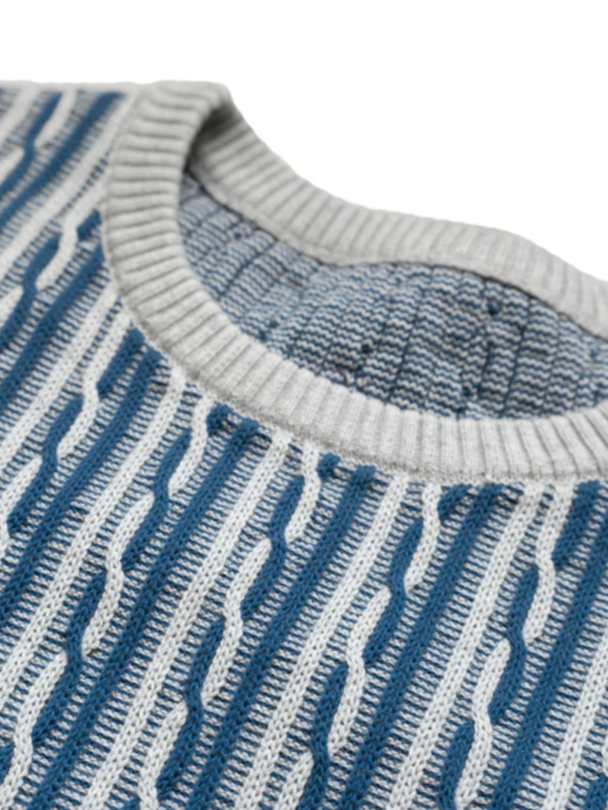 Tシャツのディテールショット、コーマコットンの質感を示す。