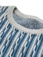 Tシャツのディテールショット、コーマコットンの質感を示す。